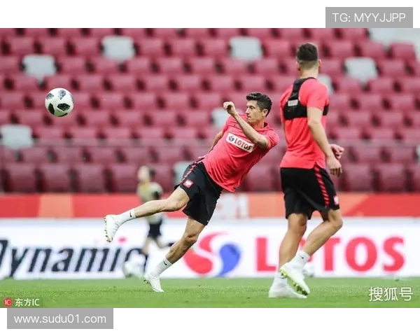 心情好，莱万晒赤裸上身照片，大秀肌肉